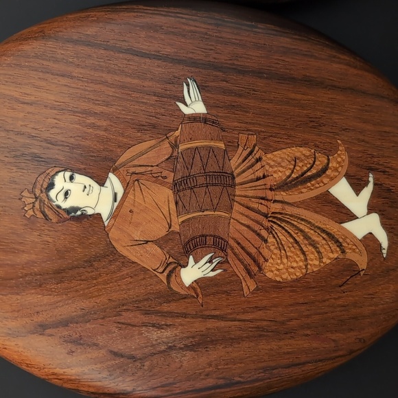 VGT, Rosewood Set Of 2 Oval Marquetry Wall Plaques with South Indian Man/Woman. - Picture 2 of 15